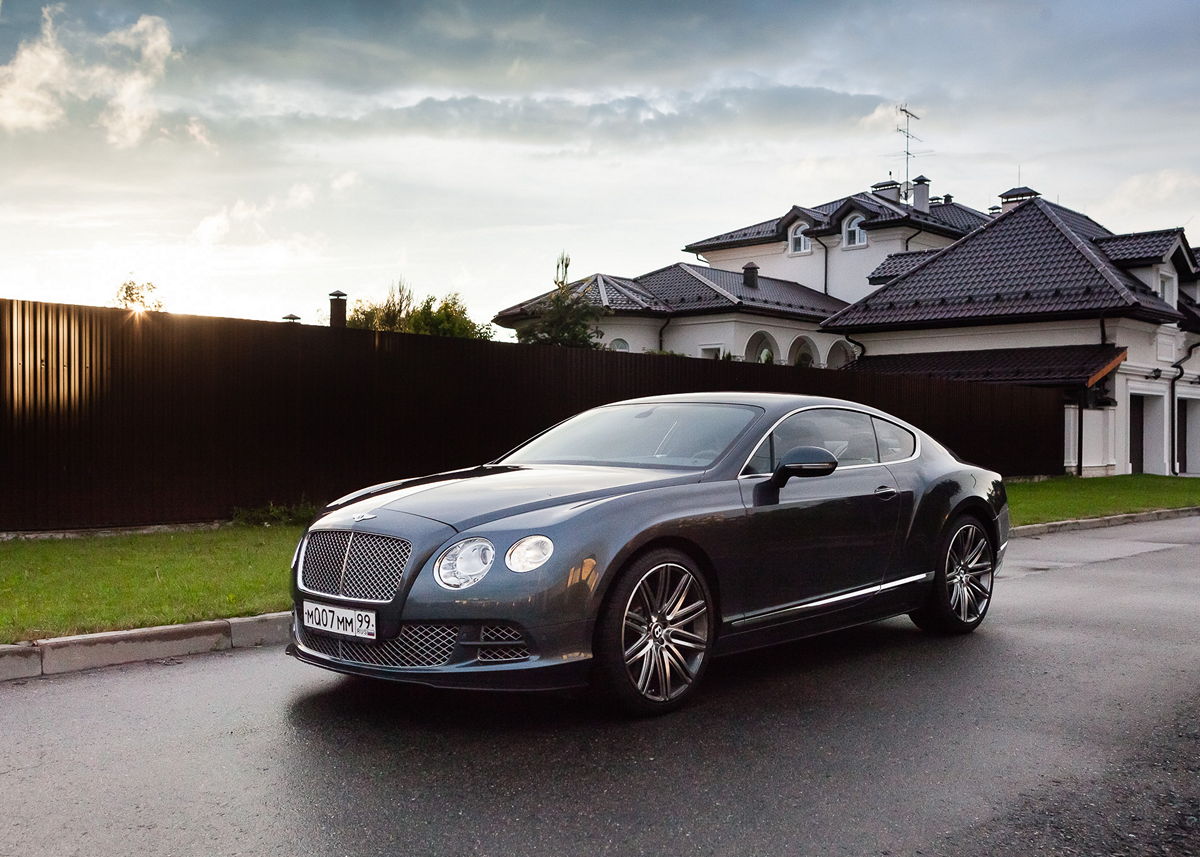 спортивный автомобиль на трассе, динамичная съемка