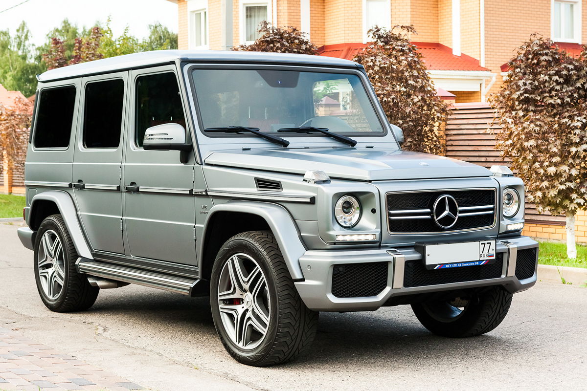 капот автомобиля с каплями дождя, макро