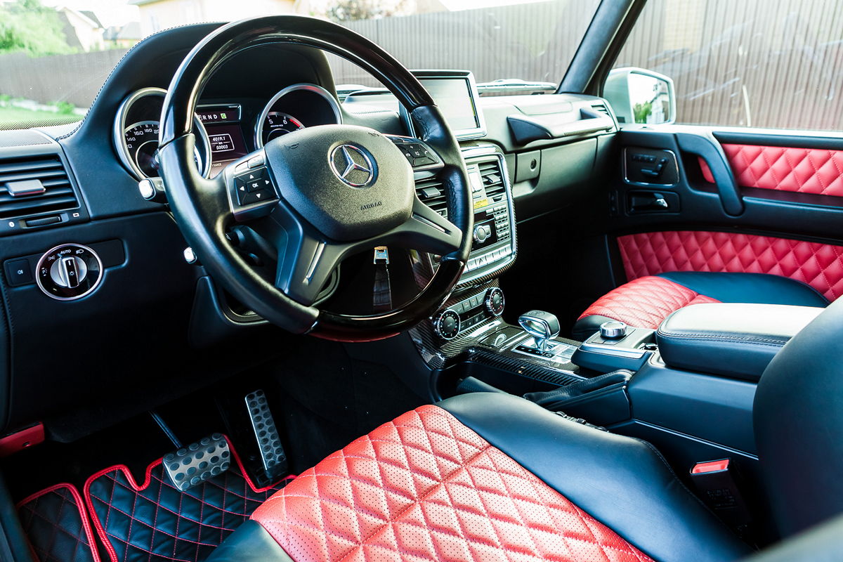 автомобиль в подземном паркинге, неон, тени