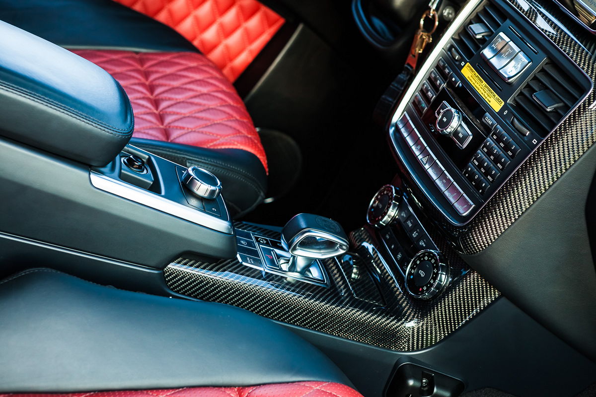 панорама салона люксового авто, кожа, дерево