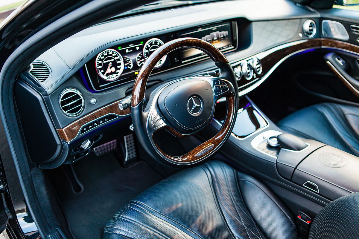 спортивный купе на городской улице, ночь, огни