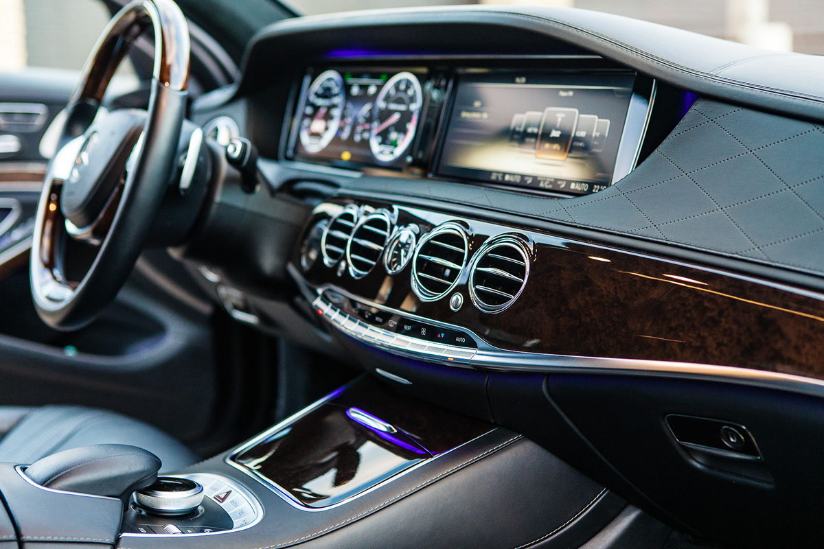 моторный отсек мощного автомобиля, детали