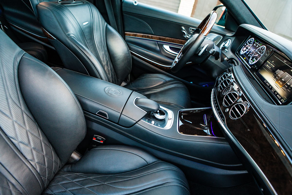 автомобиль на фоне индустриального здания, лофт