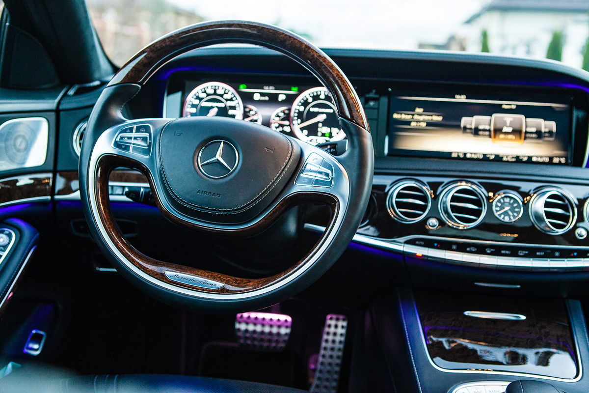 задние фонари автомобиля, световая подпись