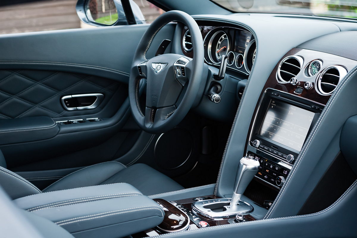 гоночный автомобиль на треке, вираж