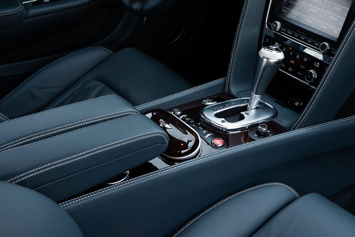 премиум седан у современного здания, бизнес-центр