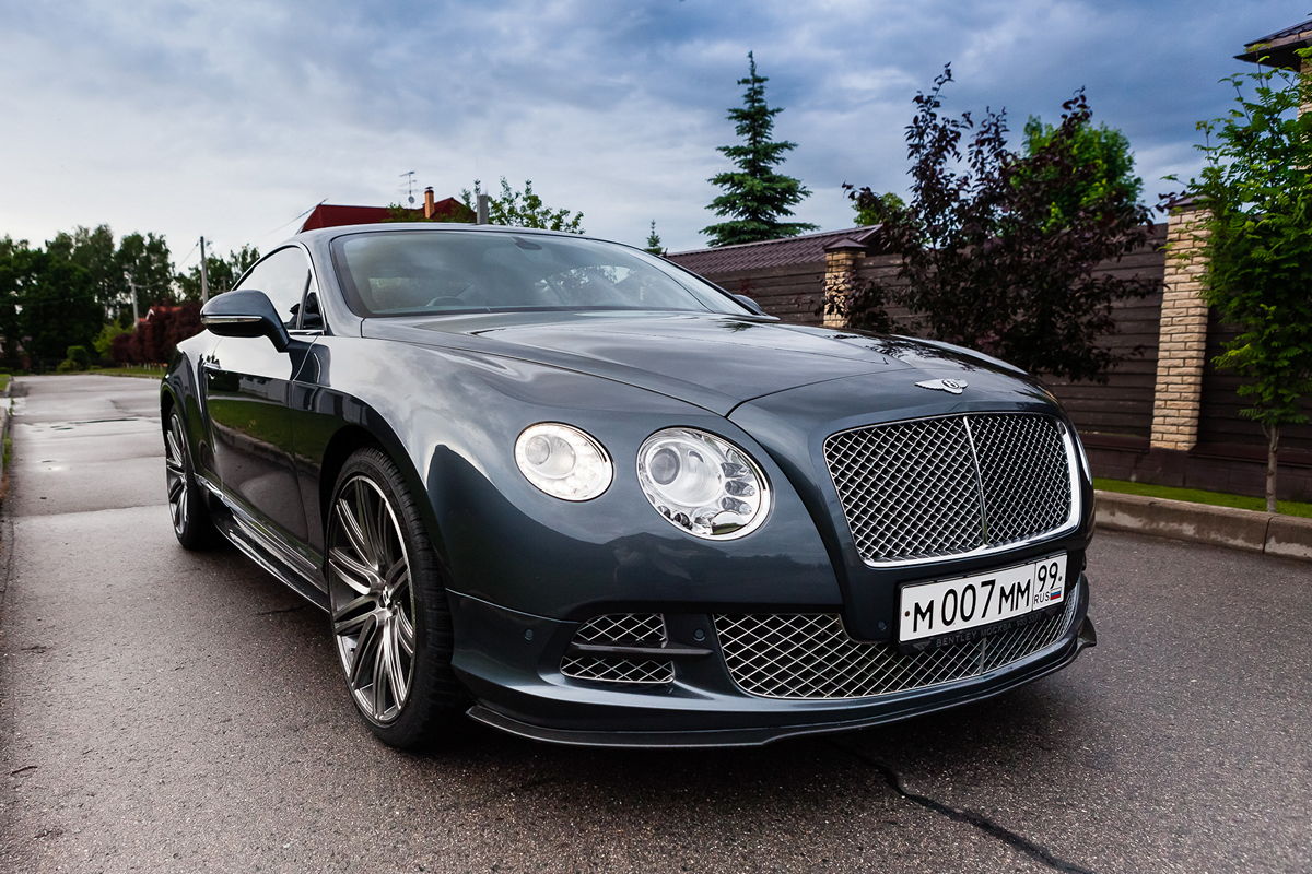 крупный план фары и решетки радиатора автомобиля