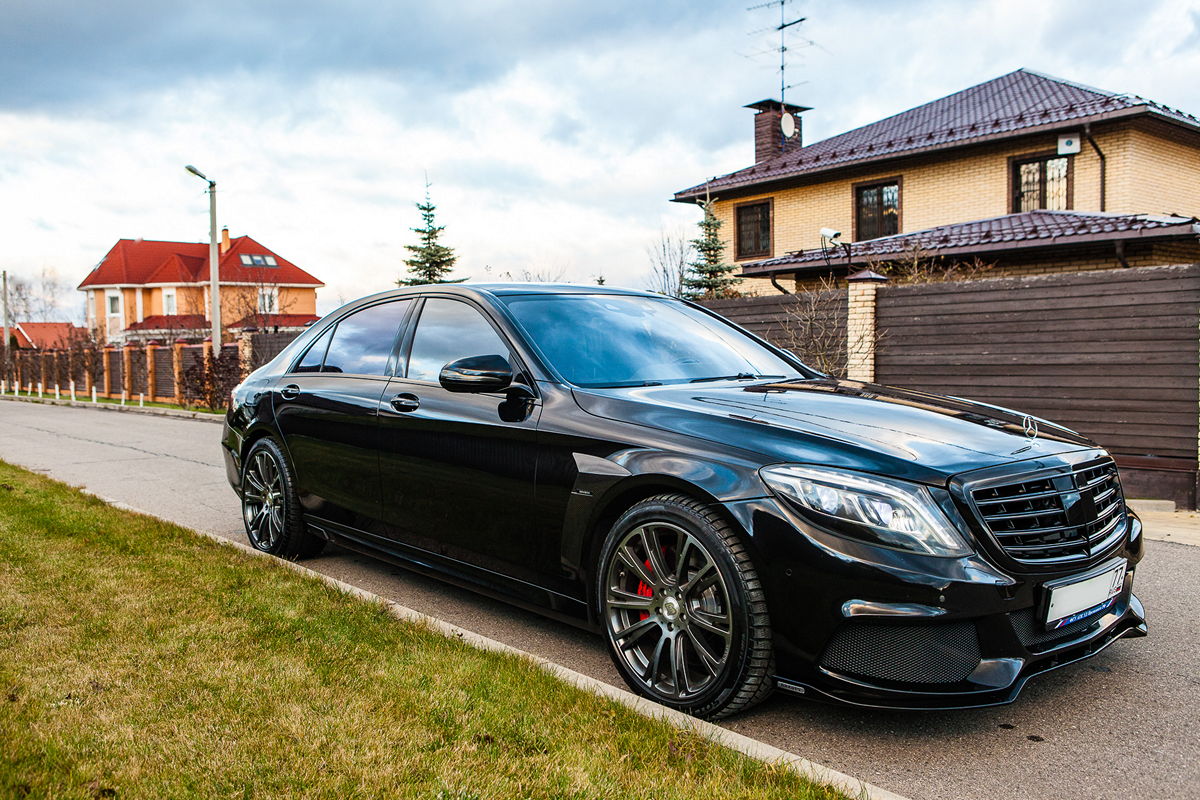 интерьер салона автомобиля, кожа, руль, приборная панель