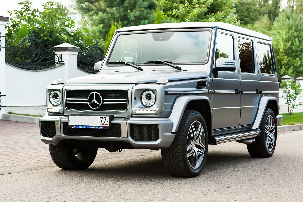 автомобиль в движении, смазанный фон, скорость