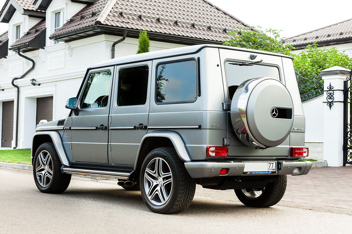 ретро автомобиль на фоне кирпичной стены