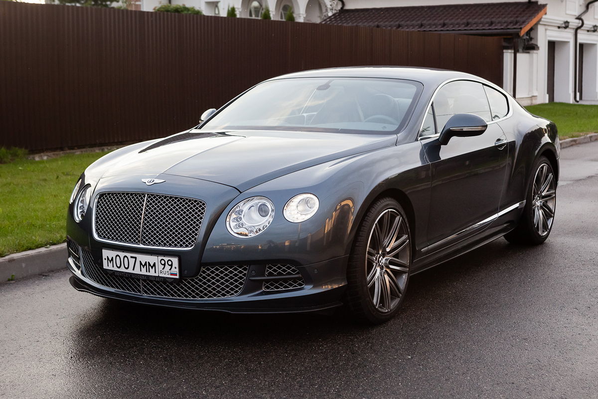 электрокар у зарядной станции, городской пейзаж